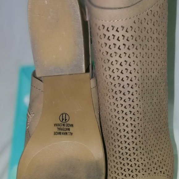 🔥Suede laser cut booties🔥BUNDLE 3 for $25🔥 - Picture 3 of 4